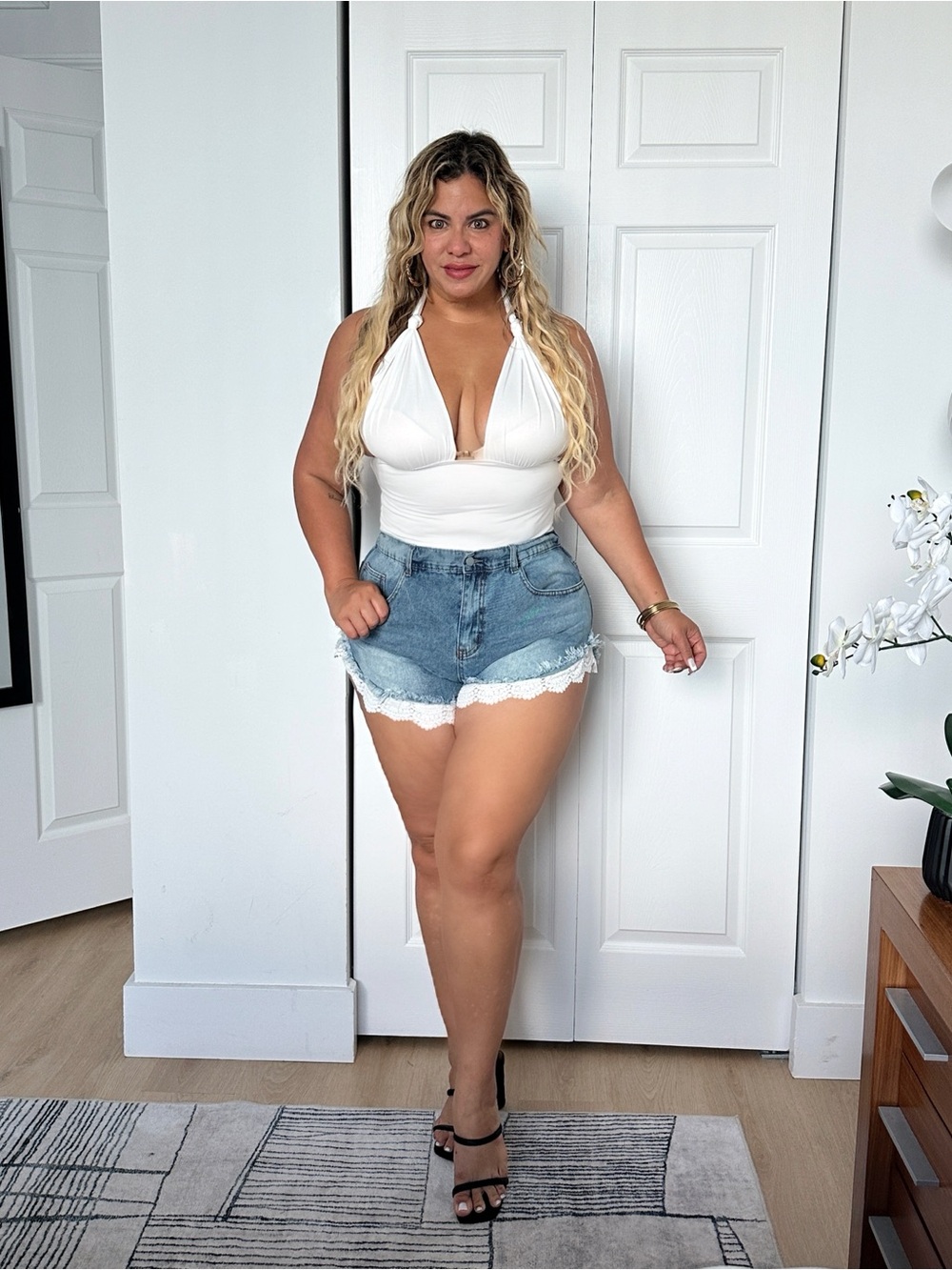 Women’s Blue Stretch Denim Shorts with White Crochet Trim Size 0XL – New